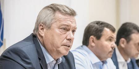 Губернатору Василию Голубеву пришлось де-факто взять на себя роль кризисного менеджера неэффективной компании 064_expertjug01.jpg Фото: donland.ru Губернатору Василию Голубеву пришлось де-факто взять на себя роль кризисного менеджера неэффективной компании 064_expertjug01.jpg Фото: donland.ru