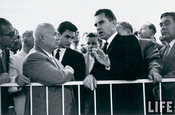 Никита Хрущев и Ричард Никсон: дискуссия на американской выставке 1959 года в Москве 82-03.jpg