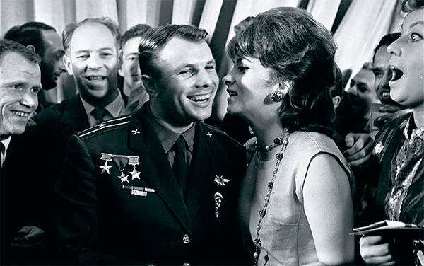 Юрий Гагарин и Джина Лоллобриджида. Июль 1961 года, II Московский международный кинофестиваль 82-07.jpg