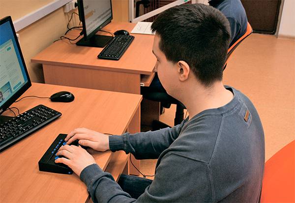 Портативный компьютер El Braille (разработан и производится московской компанией «Элита Групп») использует для ввода и вывода информации шрифт Брайля 48-07.jpg