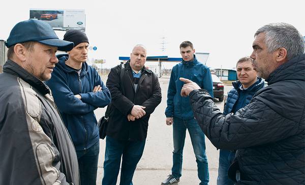 Актив рязанской стачки обсуждает, продолжать ее или закончить красиво и с шумом 012_rusrep_05-1.jpg Юля Гуськова специально для «РР»