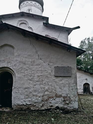 Трещины в стенах церкви 54-04.jpg М. СЕМЕНОВ
