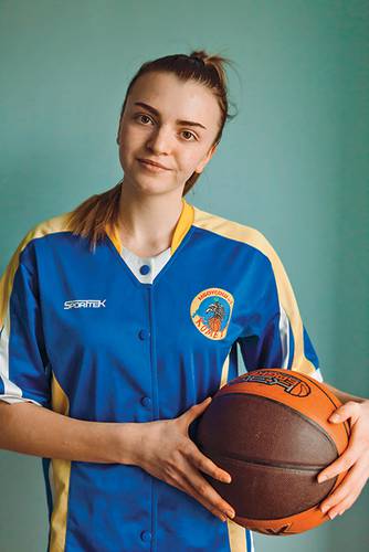 Александра Пиляева, 16 лет У меня много вариантов, как продолжить свою жизнь. Разные клубы предлагают мне перейти к ним. Но я хочу в Москву. Ведь это столица, и все оттуда начинают. До тридцати буду играть. Потом подамся в тренеры — передавать свой опыт. Мне нравится б аскетбол. Он захватывает. Я занимаюсь уже пятый год и не вижу вокруг ничего другого, что могло бы так же захватить. Команда, соревнование, радость победы. Проигрыши огорчают, но ты семь раз проиграешь, а на восьмой — обязательно выиграешь, и это п еревесит. И эти бури эмоций… Я, наверное, играю ради того, чтобы такие эмоции испытать. Хотя профессиональный спорт и стощает и физически, и эмоционально, он стоит того. 067_rusrep_07-2.jpg Василий Ильинский