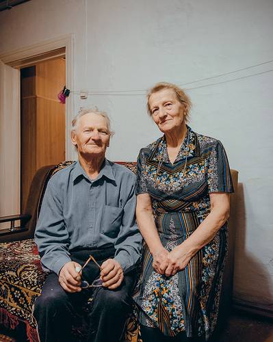 Пастор Агнесса с мужем. Агнесса – одна из немногих жителей села, кто может прочесть готический шрифт старинного молитвенника 035_rusrep_10-1.jpg Таисия Воронцова, Алиса Замыслова, Алена Кардаш