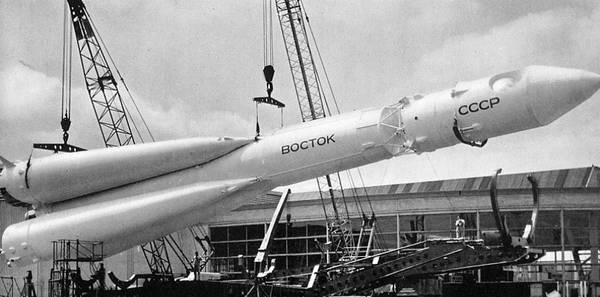 Монтаж ракеты "Восток", 1967 год vostok-montage.jpg