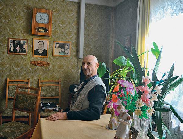Владимир Семененко в своей квартире в Семипалатинске. Он вырос в селе Бурас под Семипалатинском и ядерные взрывы помнит с раннего детства: «Обычно солнце всходит на востоке, а это на югозападе — такое зарево, огромное встает, красиво смотреть было. Но красиво смотреть, а после-то — облучение ионизирующее». На память о взрывах ему осталась ишемическая болезнь сердца 035_rusrep_17-2.jpg Ольга Тимофеева