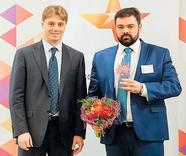 Работа департамента логистики и МТО «МРСК Урала» вновь отмечена наградой премии «Лидер конкурентных закупок». Компания одерживает победы в данном конкурсе с 2015 года. На фото: директор департамента логистики и МТО ОАО «МРСК Урала» Роман Соколов (справа) с первой наградой 032_expert_ural_43-3.jpg 