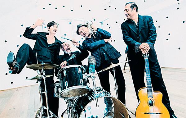 В 2003 году жюри престижной премии Independent Music Awards назвало композицию Terrien D’eau Douce группы Paris Combo лучшей песней года 54-02.jpg КОМАНДА +1