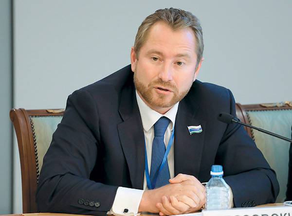 Вячеслав Брозовский, генеральный директор ГК BROZEX: «Для начала нового этапа экономического роста критично наличие сильного малого и среднего предпринимательства. У нас этот сектор вынужден не развиваться, а постоянно с чемто бороться. Сейчас, например, с банками. Банковский регулятор, решая свои задачи, фактически парализовал работу малого бизнеса: зарегистрировать компанию и открыть счет невозможно» 012_expert_ural_50-1.jpg