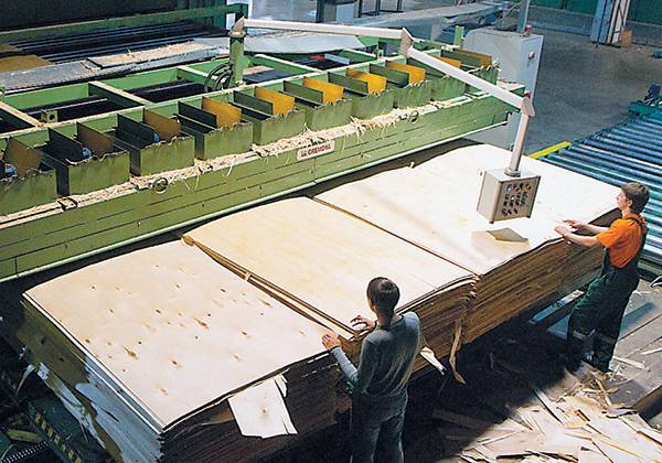 Тюменский фанерный завод поставляет продукцию в 35 стран мира 016_expert_ural_52-3.jpg 