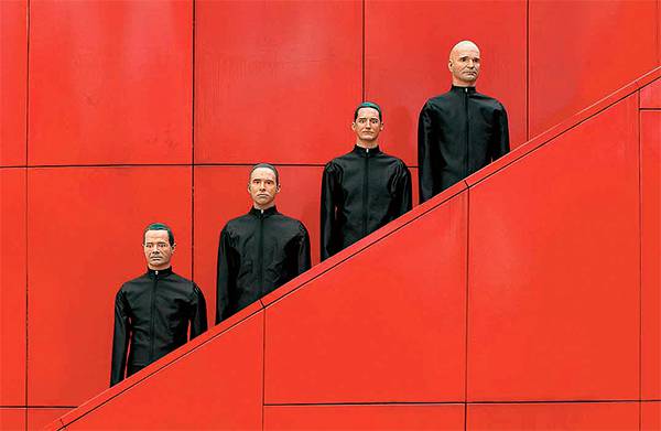 Группа Kraftwerk совершила перелом в музыке 1970-х, одной из первых продемонстрировав возможности использования синтезаторов и электроники 58-03.jpg КОНЦЕРТНОЕ АГЕНТСТВО T.C.I.