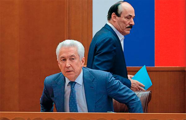 Бывший глава республики Рамазан Абдулатипов (на заднем фоне) раскритиковал действия своего сменщика Владимира Васильева: «Если есть конкретные обвинения по конкретным вопросам, надо разбираться, а не проводить кампанию и держать республику в таком нервно-психологическом напряжении». У дагестанской элиты началась паника, резюмировали наблюдатели 61-08.jpg ТАСС