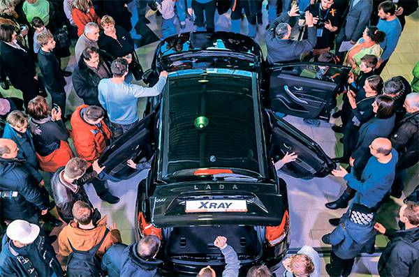 Продажи новых моделей АвтоВАЗа набирают ход: по итогам ушедшего года прирост реализации Lada Vesta составил 40%, спрос на модель XRay (на фото) скакнул на 67% 18-05.jpg ТАСС