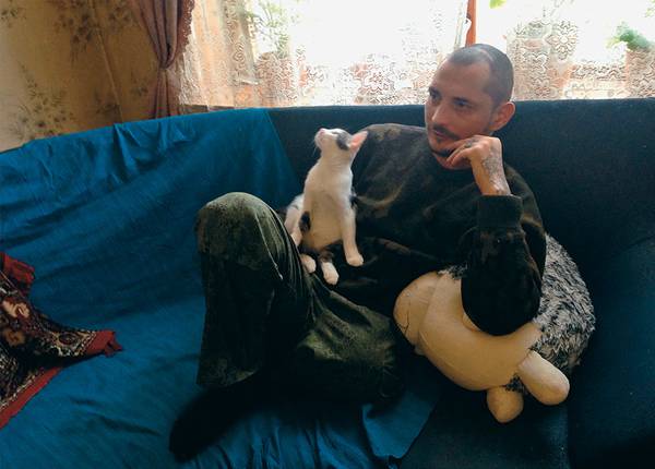Борис родом из Ростова. До войны работал краснодеревщиком. Сейчас живет в Макеевке на съемной квартире 035_rusrep_05-1.jpg Марина Ахмедова