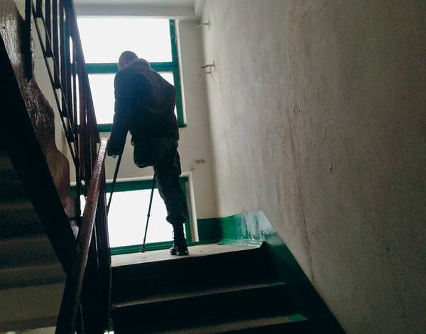 В Москве Борису изготовили протез. Борис сразу вернулся в нем на передовую, где протез износился в течение года. Сейчас ему нужен новый 037_rusrep_05-1.jpg Марина Ахмедова