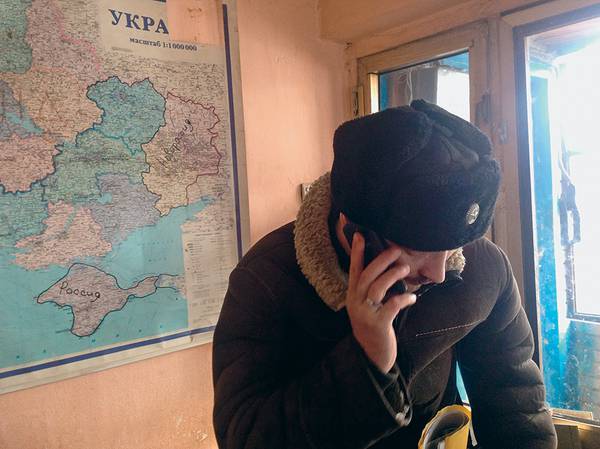 На проходной базы бригады «Восток» висит карта. На ней территория Донбасса обведена черным маркером и подписана — «Новороссия» 039_rusrep_05-1.jpg Марина Ахмедова