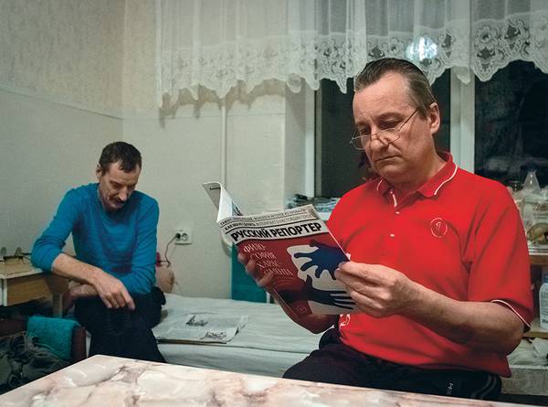 Виктор П. (первый план) и житель Енакиево Алексей в палате больницы профзаболеваний, куда на карантин попали многие освобожденные 037_rusrep_08-1.jpg Сергей Белоус