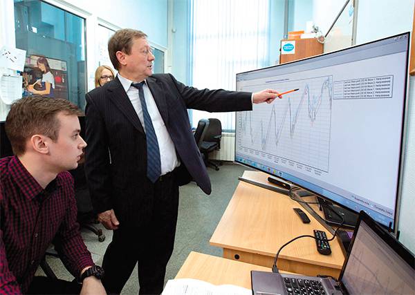 Руководитель проекта разработки системы мониторинга приборов учета Новосибирского филиала ПАО «Ростелеком» Анатолий Бокк анализирует данные, поступившие с приборов учета 28-03.jpg