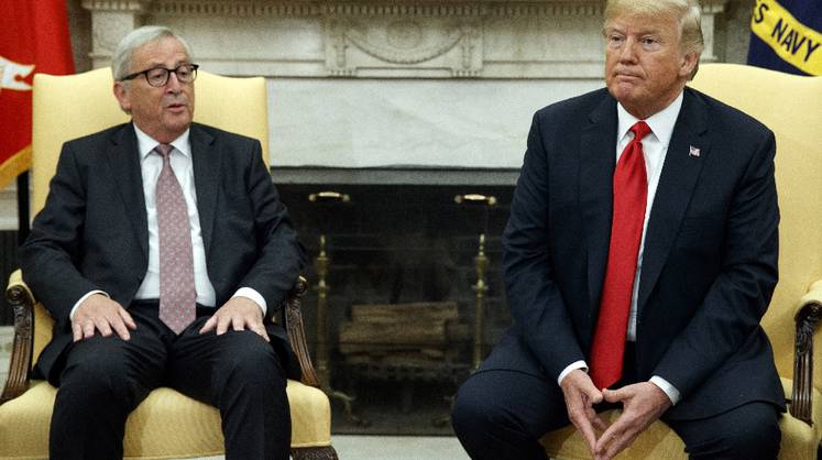 Юнкер после переговоров с Трампом подарил ему фотографию кладбища