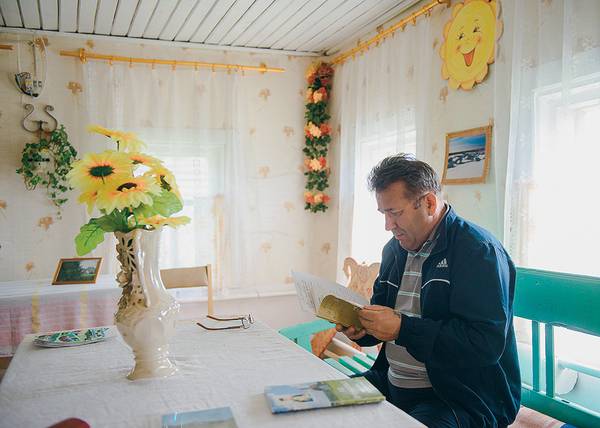 Анатолий Бушенев — и жнец, и швец, и на дуде игрец. В смысле — фельдшер, солист ансамбля «Васильки», депутат сельсовета, глава ТОС и деревенский староста 1 059_rusrep_17-2.jpg Полина Кочеткова