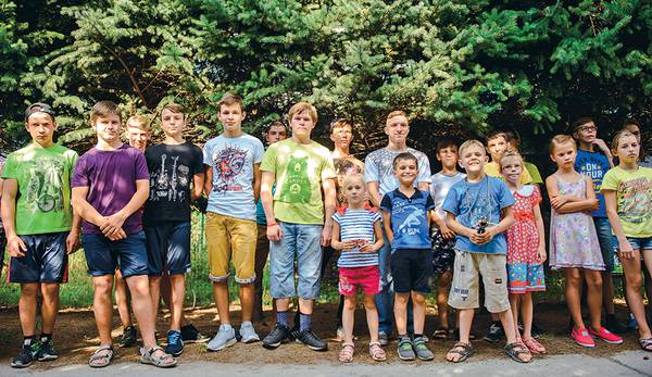 Выпускников деревни можно пересчитать по деревьям — каждый оставляет после себя или ель, или яблоню 049_rusrep_18-1.jpg Полина Кочеткова