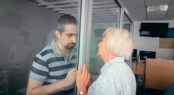 Мама и сын общаются через стекло 022_rusrep_19-1.jpg из личного архива Валерии Евдокимовой