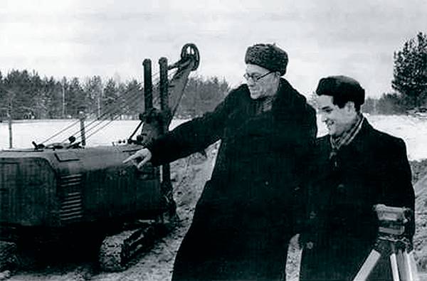 М. А. Лаврентьев и П. П. Белинский у котлована будущего здания Института гидродинамики. Осень 1957 г. 13-08.jpg 