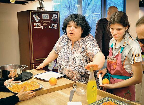 Подопечные фонда называют Марину в шутку «большой мамой», а некоторые подростки из ПНИ — всерьез мамой 048_rusrep_20-1.jpg Анна Рыжкова