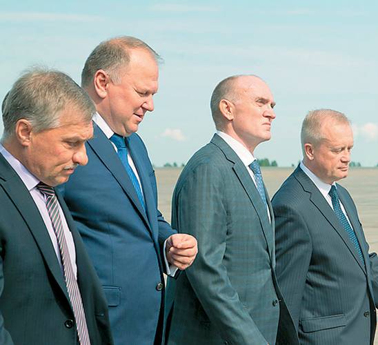 Реконструкция челябинского аэропорта находится под контролем федеральных и региональных властей, готовых подключаться к решению любых вопросов, затягивающих сдачу проекта. На фото: второй слева — Николай Цуканов, второй справа — Борис Дубровский 024_expert_ural_42-1.jpg