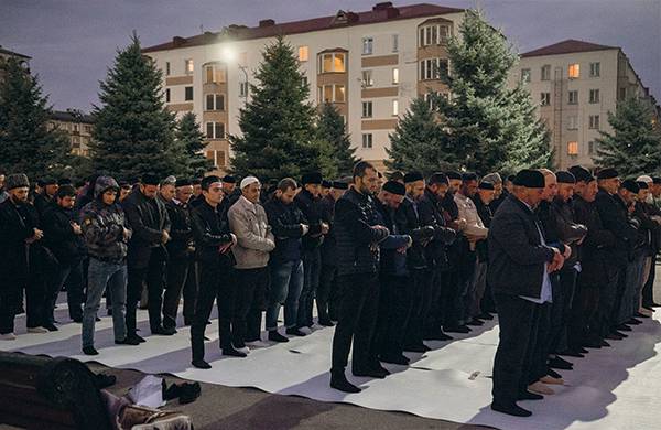 Несколько раз в день совместный намаз совершают протестующие и силовики 016_rusrep_21-1.jpg Оксана Юшко