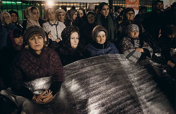 Протестующие ночуют на митинге, укрывшись одеялами. Многие спят рядом в машинах 020_rusrep_21-1.jpg Оксана Юшко