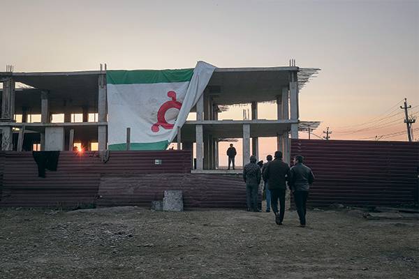 Молодежь выполняет те же функции, какие входят в ее обязанности на свадьбах: приносит еду, уносит, обслуживает старших гостей 022_rusrep_21-1.jpg