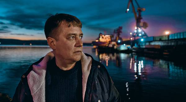 Василий Зимин, капитан буксира, говорит, что капитан большого судна и капитан небольшого судна — это два совсем разных капитана 060_rusrep_21-2.jpg Кадры из фильма «Северяне» (реж. Илья Поволоцкий», 2018)