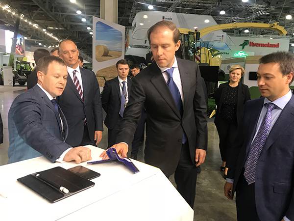 Высоко оценил продукцию объединения компаний «Алмаз» и министр промышленности и торговли Российской Федерации Денис Мантуров, также посетивший стенд алтайских производителей 26-2.jpg