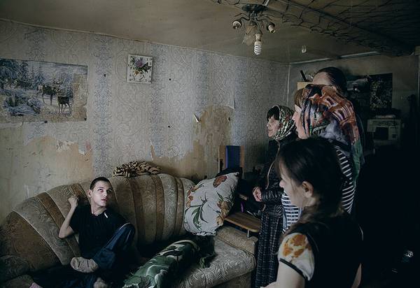Саша и Ирина поют молитвы с гостями из соседнего села. 064_rusrep_22-1.jpg Дарья Асланян «Свет, который внутри» (Россия)