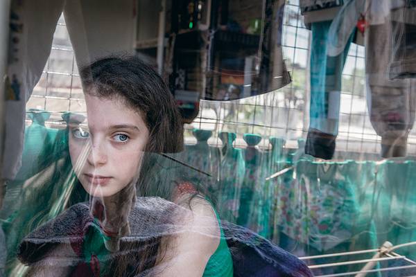Портрет Ривки Шиллер (12 лет). У нее есть две сестры-близняшки. Ее мать Адриана стала жертвой угроз со стороны бывшего мужа Густаво Мелнека. Она подала 45 жалоб в полицию, не получив от них никакой защиты. Густаво бил ее много раз, пытался задушить ее на глазах детей. Она живет в постоянном страхе. Морон, провинция Буэнос-Айрес, Аргентина 066_rusrep_22-2.jpg Карл Манчини «Ni una menos» (Италия)