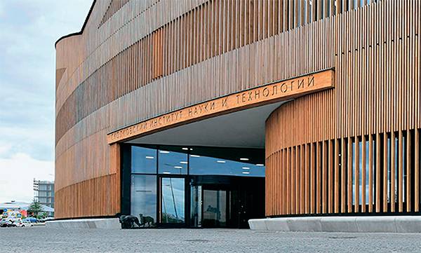 Фасад построенного по проекту Herzog & de Meuron университета в Сколкове отделан для «усиления русскости» лиственницей 26-04.jpg