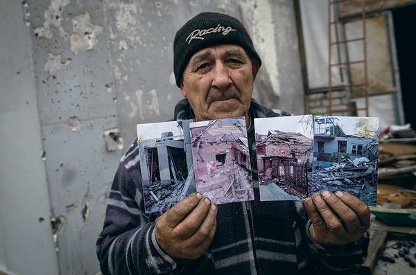 Николай Шулипа, житель Донецка с фотографиями своего разбитого украинской артиллерией дома 035_rusrep_23-2.jpg Димтрий Беляков