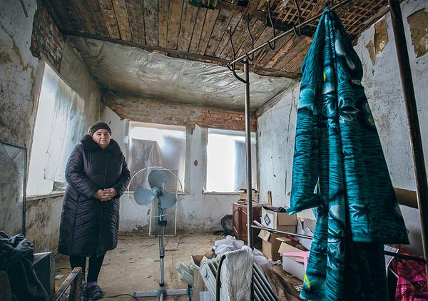 Александровка. Последствия обстрелов украинской артиллерии в доме местной жительницы: ремонт крыши за счет Международного Красного Креста, окна – за счет фонда «Доброта» 034_rusrep_23-2.jpg Димтрий Беляков