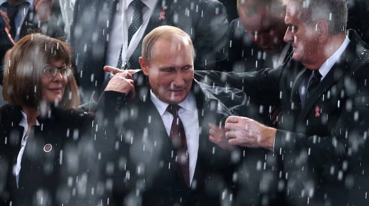 Bloomberg: Путина встречают в Белграде как героя