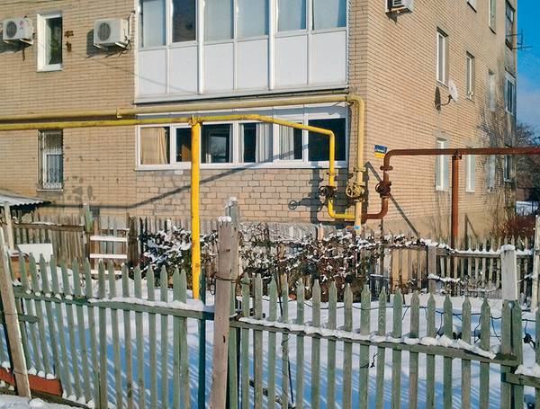 Нитка газопровода, пущенная поверху, или воздушка — обычное для Шахт явление 014_rusrep_01-1.jpg Игорь Найдёнов