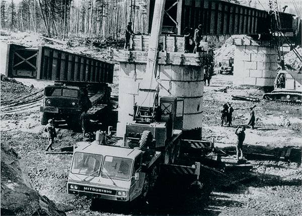На БАМе практиковался монтаж «с колес» пролетных строений мостов. Активно использовалась импортная техни- ка. На снимке — японский стреловой кран Mitsubishi повышенной грузоподъемности 40-04.jpg АТЛАС ЖЕЛЕЗНЫХ ДОРОГ РОССИИ. — М.: «ФЕОРИЯ», 2015
