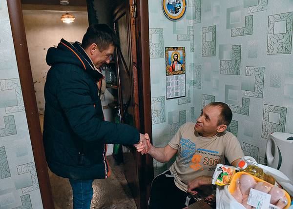 Та самая многодетная семья в Старомихайловке, все семеро детей не вошли на фото 034_rusrep_04-1.jpg Виктор Антонюк