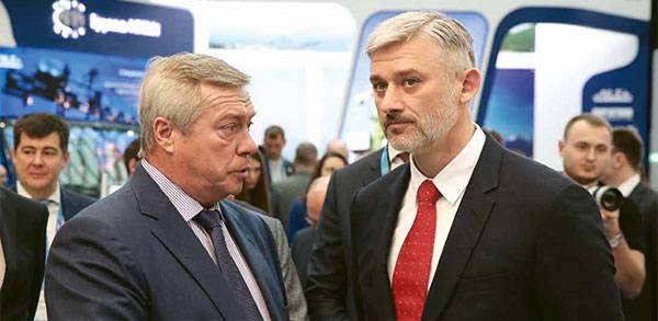 Губернатор Ростовской области Василий Голубев убедил Министерство транспорта РФ в лице его главы Евгения Дитриха (справа) в необходимости начать строительство обхода Аксая в кратчайшие сроки 38.jpg DONLAND.RU