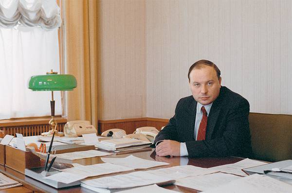 Начало 1992 года. Публичный отец реформ, зампредседателя правительства Егор Тимурович Гайдар в своем кабинете 044_rusrep_05-1.jpg Черединцев Валентин/ITAR-TASS