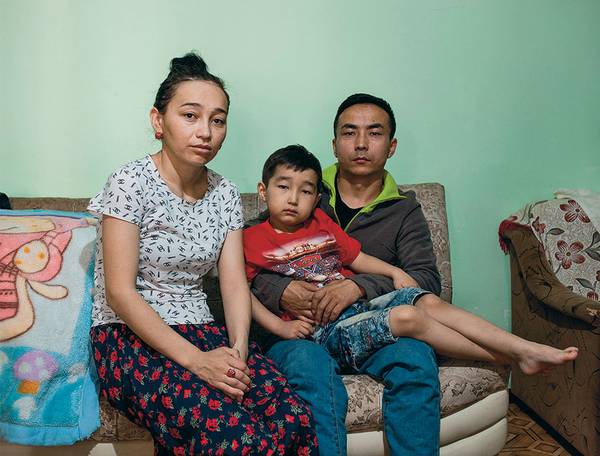 Шинар Калышева, ее сын Акйол Отан и его отец Джаркинбек Отан. В 2016-м семья переехала в Казахстан, но Джаркинбеку пришлось вернуться в Китай, на похороны матери, где его арестовали, а потом отправили в лагерь. После резонансной информационной кампании, которую организовала Шинар, китайские власти его освободили и даже вернули паспорт. 15 ноября 2018 года, в ночь перед тем, как этот снимок был сделан, Джаркинбек взял билет на самолет из Урумчи (Китай) в АлмаАту (Казахстан), чтобы воссоединиться с семьей. Несмотря на это, его остановили на границе и запретили выезд из страны, ссылаясь на бюрократические процедуры. Только в январе 2019-го он смог вернуться в Казахстан и воссоеденится с семьей 039_rusrep_10-1.jpg Константин Саломатин