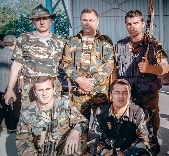 Абубакар Гаджиев (врхний ряд, в центре), командир Хасавюртовского ополчения. Фото из архива семьи Гаджиевых 035_rusrep_13-1.jpg Дмитрий Беляков