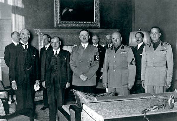 После подписания Мюнхенского соглашения. Слева направо: Чемберлен, Даладье, Гитлер, Муссолини 66-03.jpg
