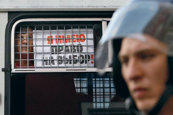 Некоторые задержанные продолжали акцию протеста даже в автозаке 014_rusrep_17-1.jpg YURI KOCHETKOV/EPA/ТАСС