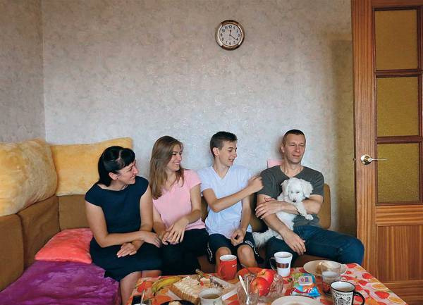 Наталья, Алиса, Ян и Юрий — вся их семья перебралась в Беларусь из Луганска после начала там боевых действий. Юрий нашел работу по своей специальности — ювелир. Наталья — проповедует 016_rusrep_20-1.jpg Игорь Найдёнов